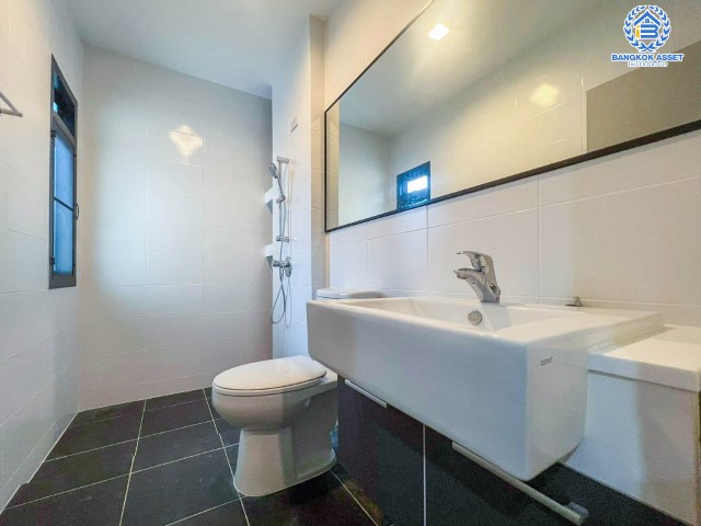 *****บ้านเดี่ยวมือสองย่านกรุงเทพฯ ม.ไลฟ์บางกอกบูเลอวาร์ด รามอินทรา เนื้อที่กว้างขวางเกือบ 65 ตร.ว. ฟังก์ชัน 4 ห้องนอน 4 ห้องน้ำ ที่จอดรถ 2 คัน บนทำเลแห่งการเดินทาง ใกล้รถไฟฟ้าสายสีชมพู "สถานีนพรัตนราชธานี" และทางด่วน "พระราม2-กาญจนาภิเษก"